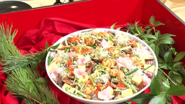 三 段 目 最後 は五キロ の 巨大 海鮮 ばらちらし