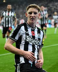 Anthony Gordon makes it 2-0