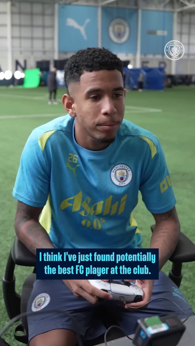 Savinho plays FC 25! 🎮🤯 #FC25 #ManCity #Shorts