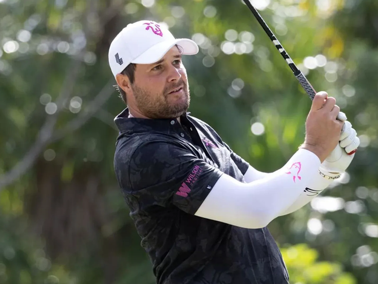 Uihlein sinks a long putt at the 10th