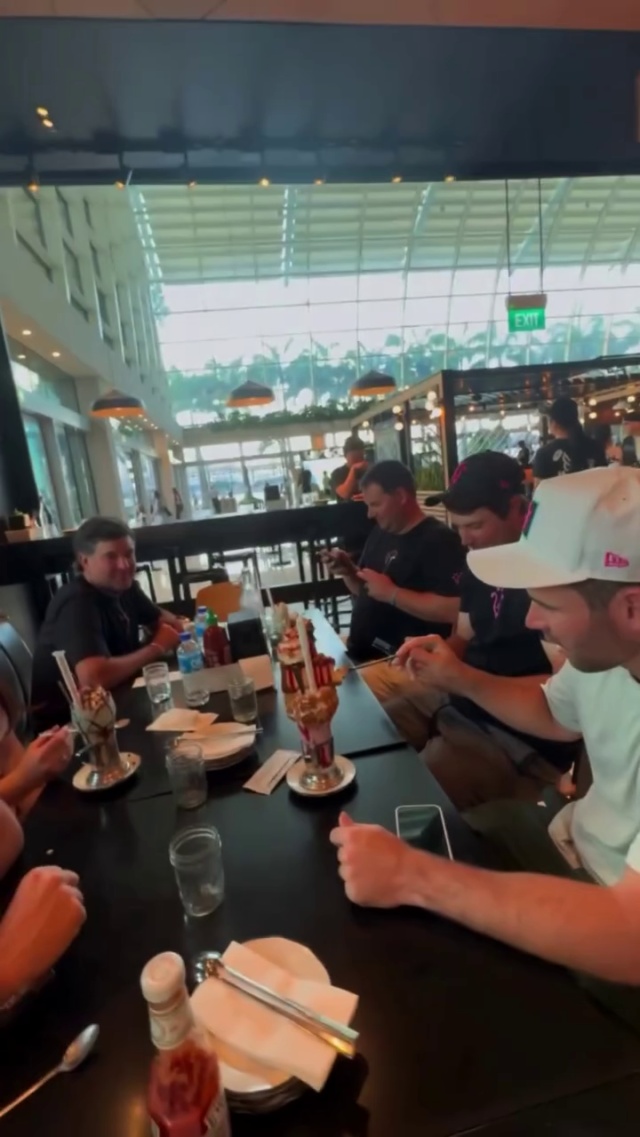 We couldn’t think of a better way to experience Singapore than aboard a boat 🌊🛥️