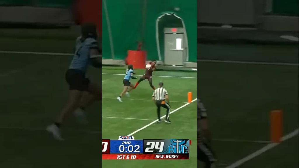 One second left! One big play! Hamilton connects with William Carswell for the Halftime Dagger!
