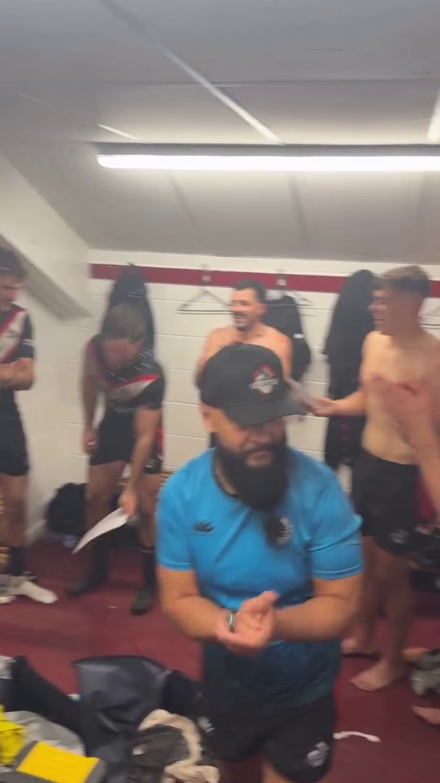 🎶 𝐖𝐄 𝐀𝐑𝐄 𝐓𝐇𝐄 𝐋𝐎𝐍𝐃𝐎𝐍 𝐁𝐑𝐎𝐍𝐂𝐎𝐒🎶 Adebiyi banging the drum as we celebrate