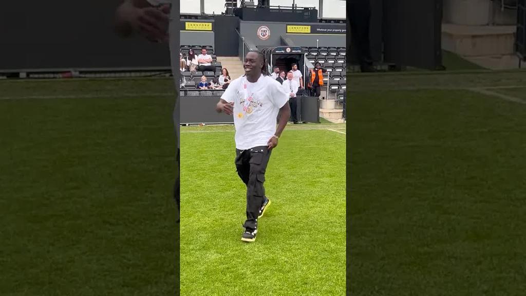 Idris pulling out all of his best moves at our Promotion Party 🕺 [rfGTXwwtlYY].mp4