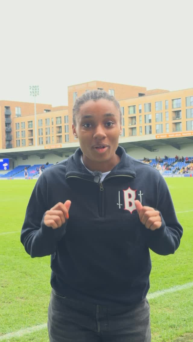 Follow Emily Bell as she gives away some merch to a special fan at Ladies Day💗