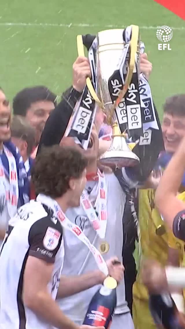 The #SkyBetLeagueTwo Champions, @bromleyfc! 👑 #EFL