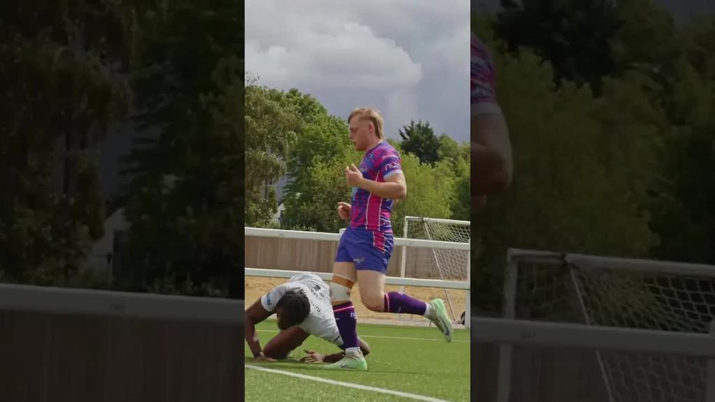 Neil goes up and over to score a classic try 😎