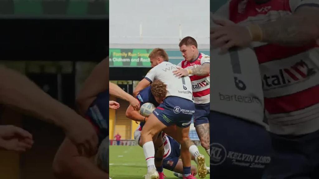 Hursey skips around and manages to score the try 🤯